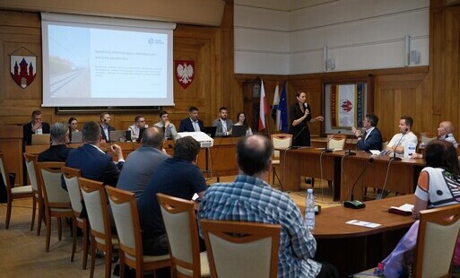 uczestnicy spotkania informacyjnego na sali obrad urzędu miasta