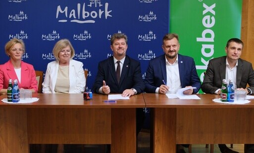 samorządowcy i przedstawiciele firmy podczas podpisania umowy