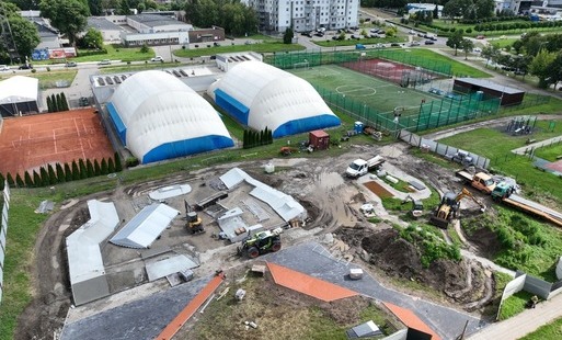 Plac budowy skateparku, zdjęcie z drona