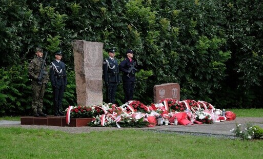 warta honorowa służb mundurowych przy pomniku Celników Polskich