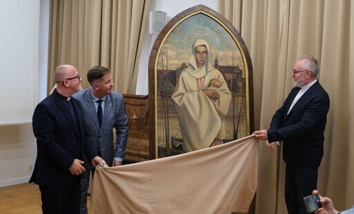 moment odsłaniania obrazu przez księży i dyrektora muzeum 
