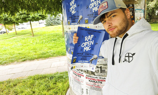 mężczyzna z plakatem wydarzenia