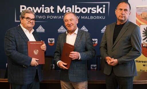 Podpisanie uzgodnień dotyczących powiatowego systemu ostrzegania i alarmowania ludności w Starostwie Powiatowym w Malborku, 28 września 2026 roku. W spotkaniu uczestniczyli przedstawiciele samorządów powiatu malborskiego oraz Państwowej Straży Pożarnej. Miasto Malbork reprezentował zastępca burmistrza Jan Tadeusz Wilk.