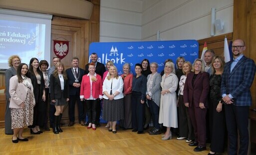nagrodzeni nauczyciele, burmistrz i przewodniczący rady miasta
