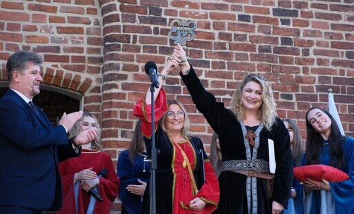 Maria Seibert i Małgorzata Badziong z symbolicznym kluczem do ratusza przekazanym przez Burmistrza Marka Charzewskiego