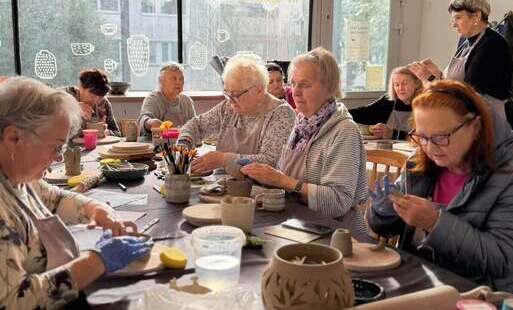 seniorzy w pracowni ceramicznej