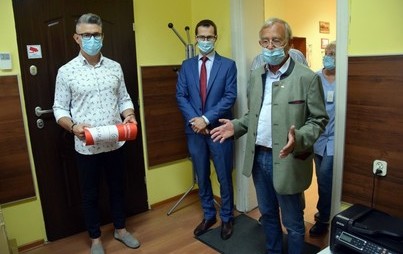 Zdjęcie do Mikroskop dla szpitala, pieniądze dla MOPS i lekarstwa dla Stacji Socjalnej od dr Meyla z Zakonu Joannit&oacute;w