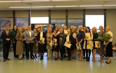 Zdjęcie do Nagrody Burmistrza dla wyr&oacute;żnionych dyrektor&oacute;w i nauczycieli