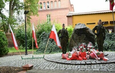 Zdjęcie do Złożenie kwiat&oacute;w i widowisko z okazji 79. rocznicy wybuchu Powstania Warszawskiego